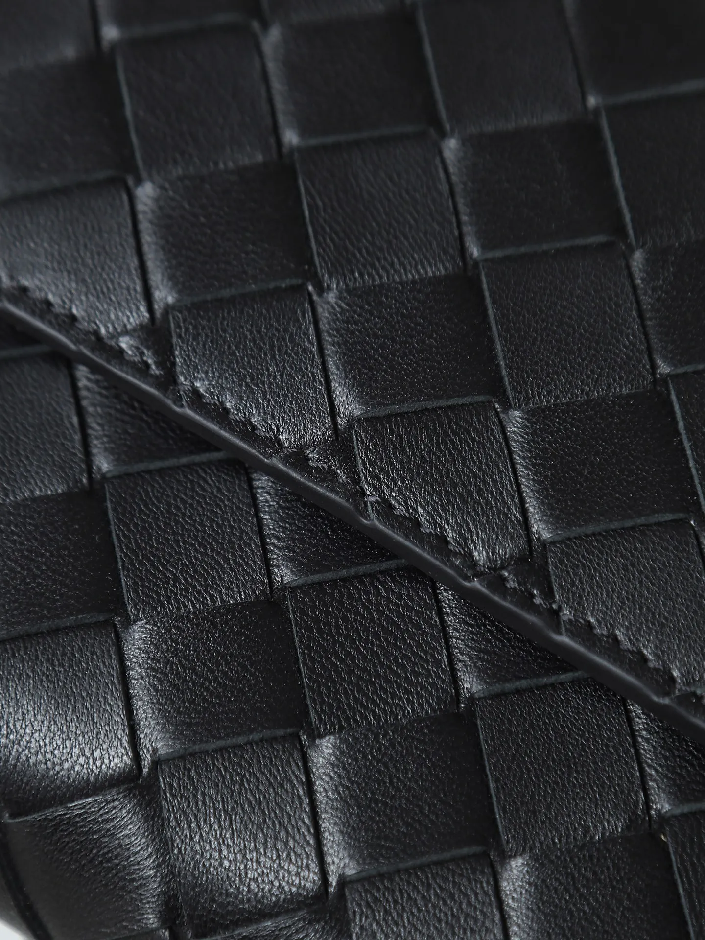 Batch 1540. The BV Andiamo evening handbag has been heavily cultivated again~ The designer aesthetics of the era of economic downturn are back. You fall in love with it at first sight and can't put it down. It's so beautiful. It's full of aura. The shape and texture are very competitive. It's lightweight and has sufficient capacity. It's a must-have for fashionistas. It's suitable for many occasions, minimalist, high-end and light luxury. Style number: 741511 Size: 31*13*3cm